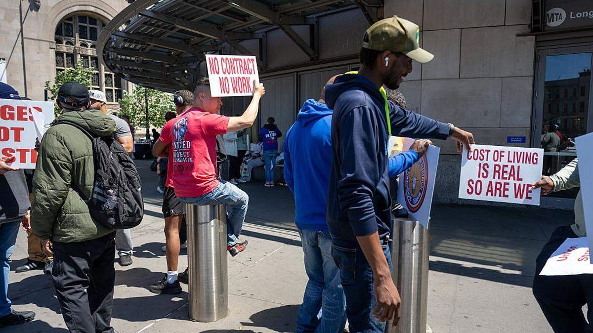 Trabajadores del LIRR se manifiestan frente a la Atlantic Terminal el 16 de mayo de 2026, en el distrito de Brooklyn de la ciudad de Nueva York. Más de 3,500 trabajadores del LIRR se encuentran en huelga después de que la MTA y cinco sindicatos no lograran llegar a un acuerdo sobre un nuevo contrato de cuatro años.