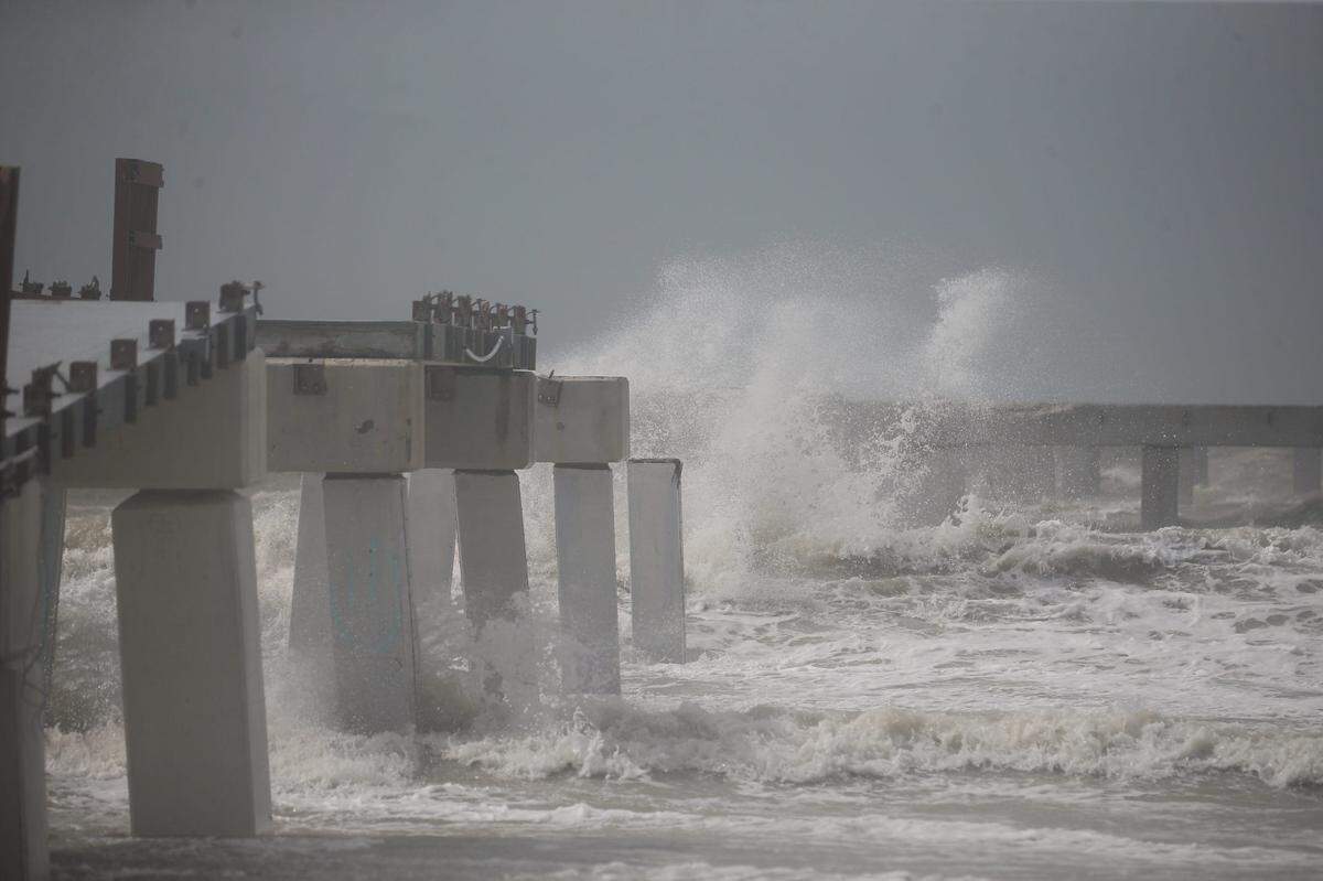 La furia de las olas en Fort Myers Beach, Florida, mientras el huracán Helene pasa el jueves 26 de septiembre de 2024.