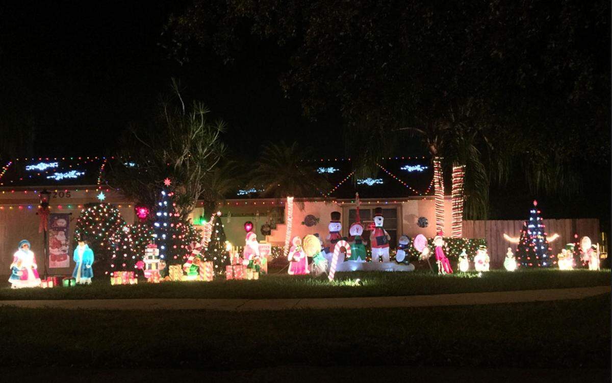 Con luces en forma de copo de nieve en el techo y una galería de personajes navideños en el césped, los Upshaws han hecho en una exhibición brillante en su casa en el suroeste de Miami-Dade. Foto cortesía de la familia Upshaw.
