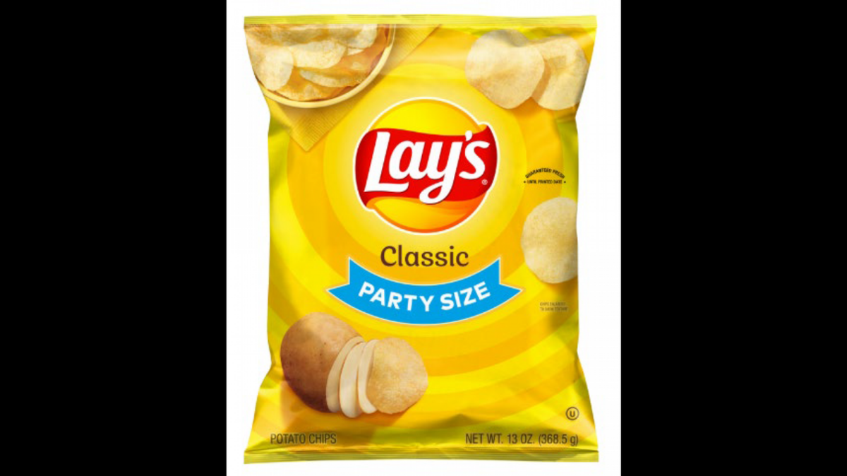 Bolsa de 13 onzas “Tamaño Fiesta” de papitas clásicas Lay’s.