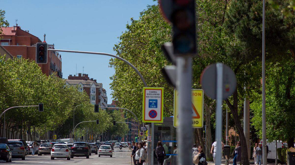 Traffic lights remain inoperative as people take to the streets during a power outage. (Photo by Luis Soto / SOPA Images/Sipa USA)