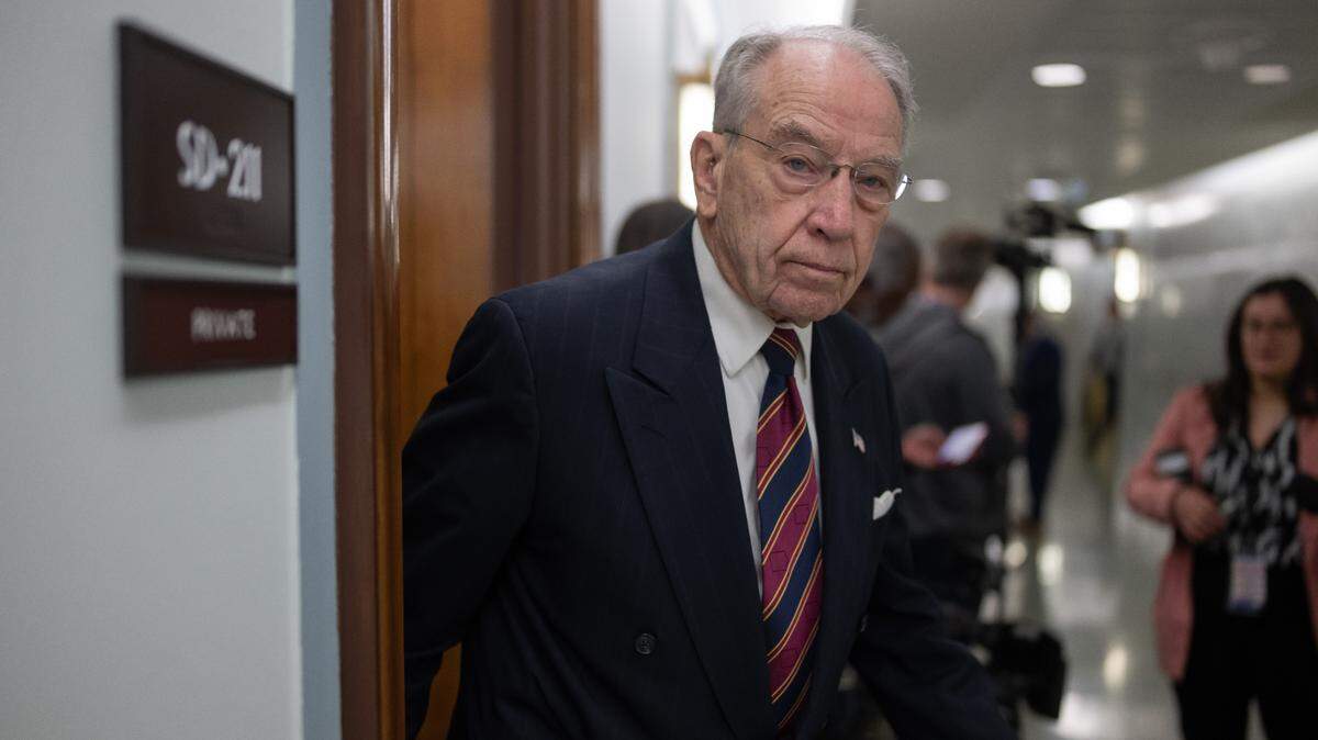 El Senador estadounidense Chuck Grassley (R-IA) sale de una audiencia del Comité Senatorial de Finanzas con la Secretaria del Tesoro, Janet Yellen, sobre el presupuesto del Presidente para el año fiscal 2025 en Capitol Hill en Washington, D.C., el 21 de marzo de 2024. 
