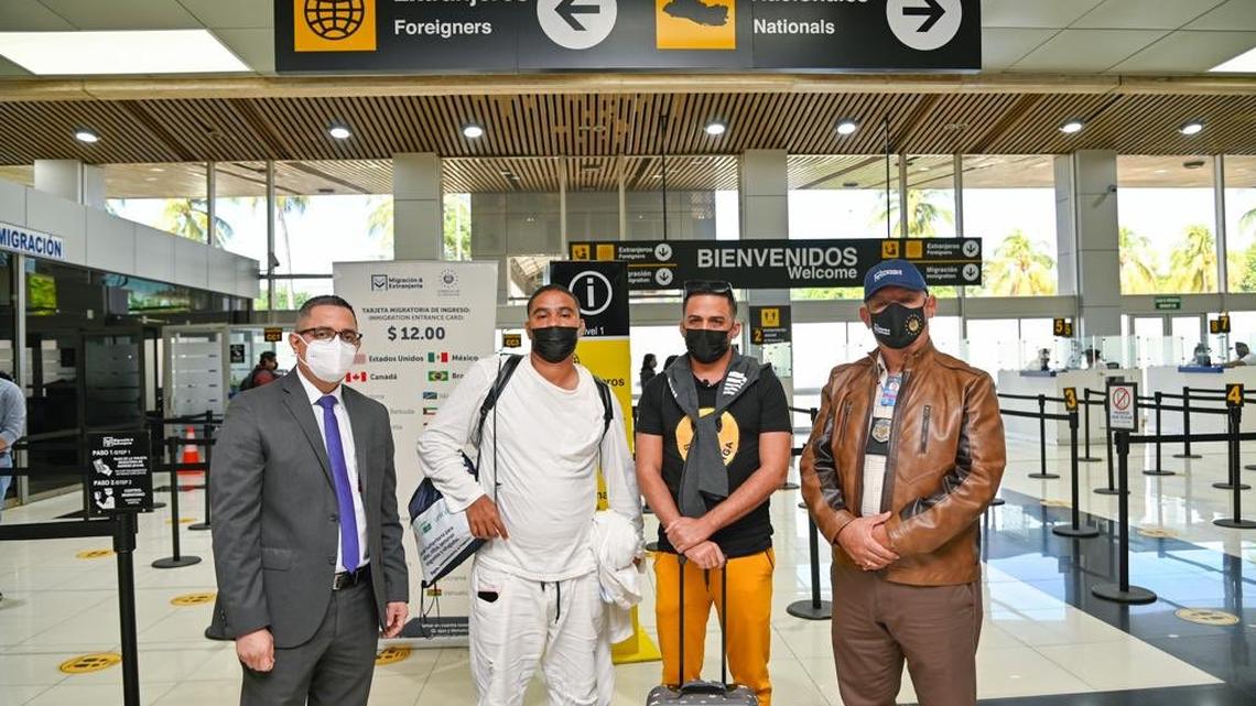 En el centro, los periodistas cubanos Esteban Rodríguez y Héctor Luis Valdés, a su salida del aeropuerto Internacional San Oscar Arnulfo Romero el miércoles.
