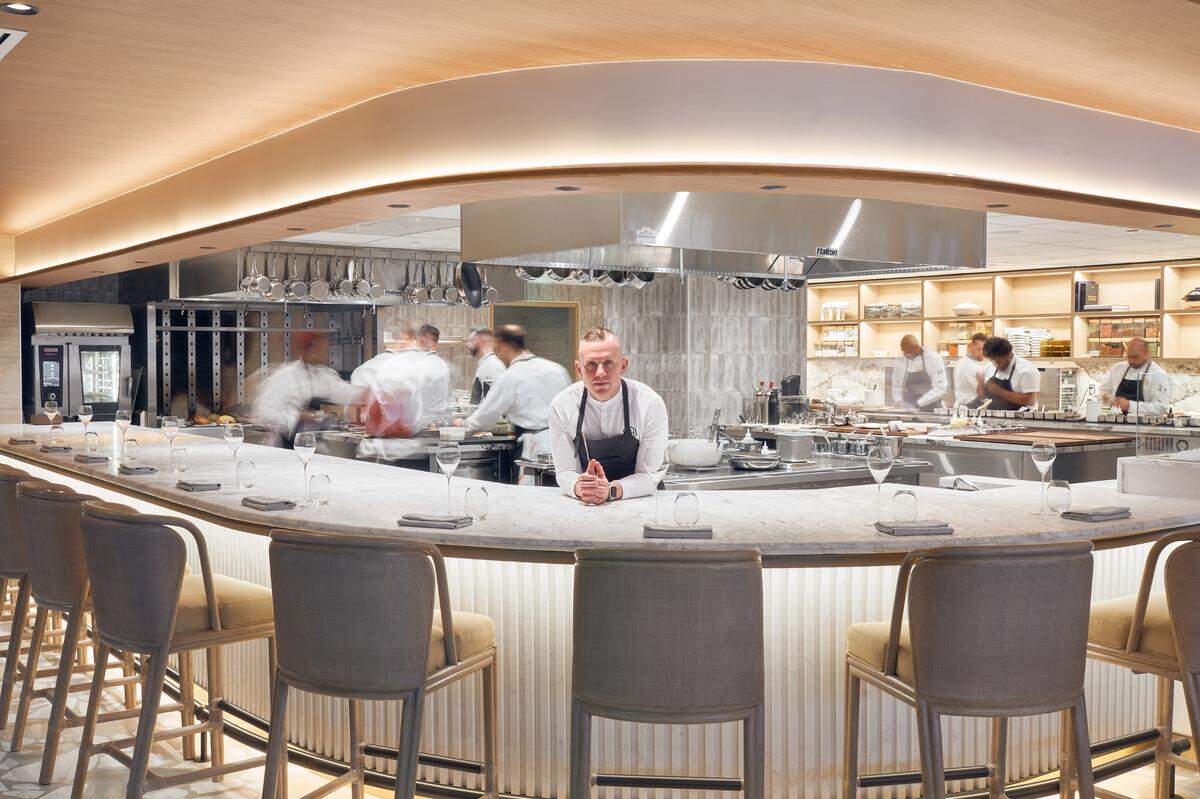 El mostrador del chef en MAASS, en el Four Seasons Hotel and Residences de Fort Lauderdale, obtuvo la primera estrella Michelin del condado de Broward.