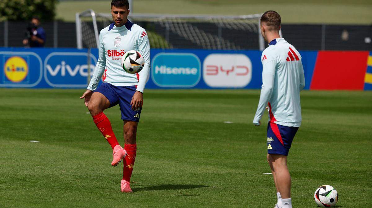 El centrocampista de la selección española de fútbol Rodri (izq.) domina el balón en un entrenamiento de la Eurocopa 2024, Alemania, el 13 de junio de 2024. España y Croacia se enfrentarán el próximo 15 de junio en la fase de grupos de la UEFA euro 2024.