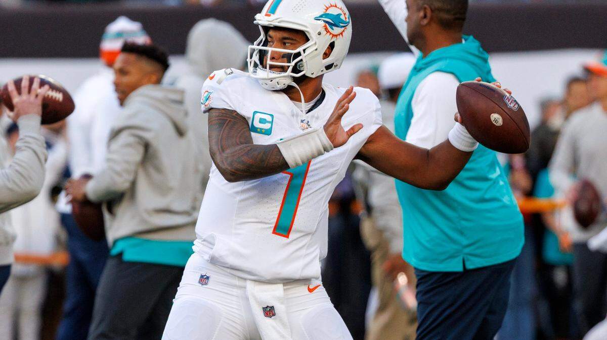 El quarterback de los Miami Dolphins, Tua Tagovailoa (1), se prepara para pasar durante los calentamientos antes del inicio de un partido de fútbol americano de la NFL contra los New York Jets en el estadio MetLife el viernes 24 de noviembre de 2023 en East Rutherford, Nueva Jersey.