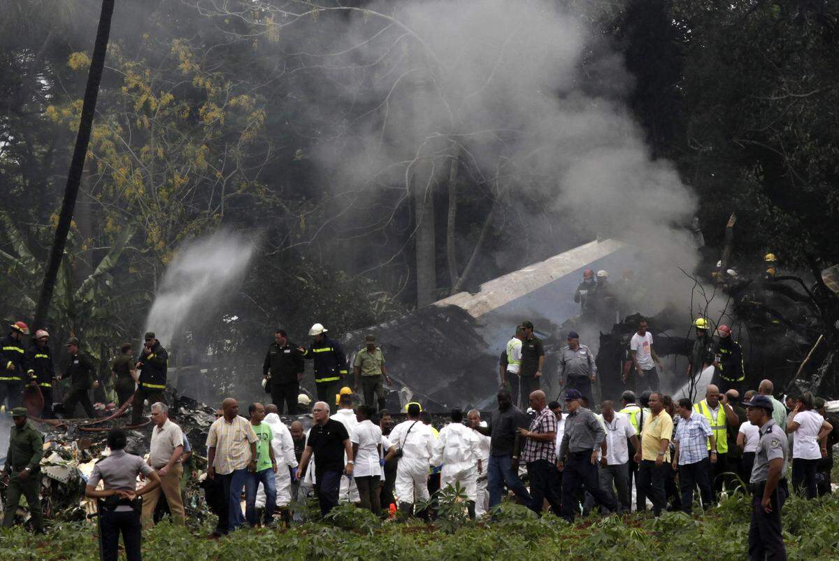 El gobernante de Cuba, Miguel Díaz-Canel, se encuentra en el sitio donde un Boeing 737 cayó con más de 100 pasajeros a bordo, en La Habana, Cuba, el viernes 18 de mayo de 2018.