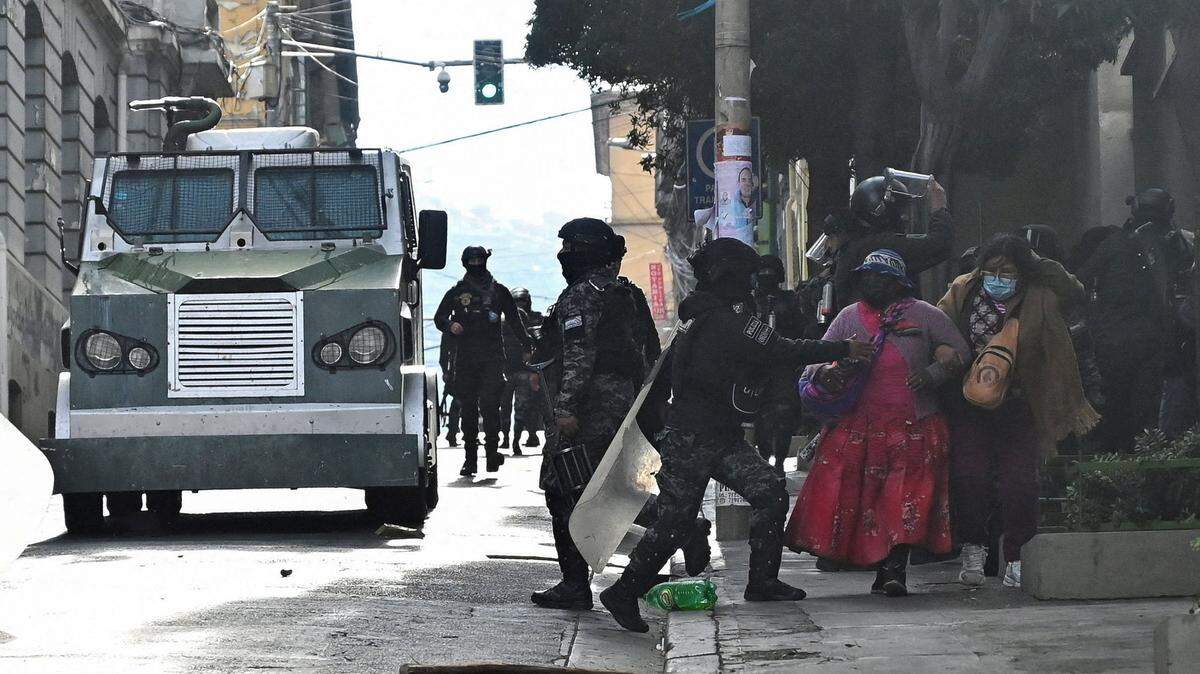 Agentes de policía detienen a mujeres aymaras mientras participan en una marcha pidiendo la renuncia del presidente de Bolivia, Rodrigo Paz, mientras la crisis económica y de combustible del país empeora debido a la escasez de dólares estadounidenses y la caída de la producción nacional de energía, en La Paz, Bolivia, el lunes 18 de mayo, 2026.