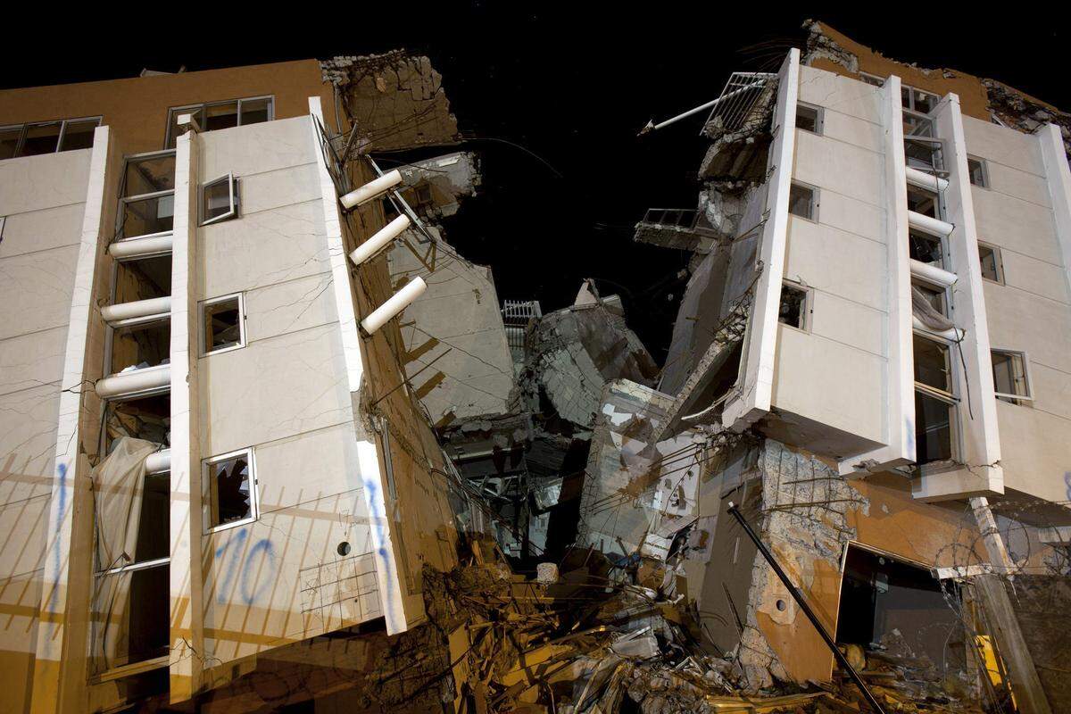 Edificio Alto Río derrumbado tras el terremoto de 8.8 grados del 27 de febrero de 2010 en Concepción, Chile. Expertos indican que fue 31 veces más fuerte que el terremoto de Haití, pero su efecto fue menos devastador, porque la infraestrucura del país astral resistió mejor.
