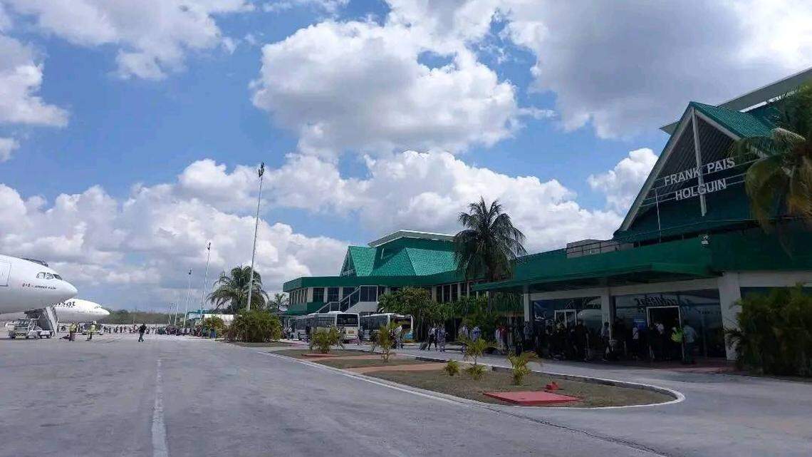 El Aeropuerto Internacional de Holguín lanzó una oferta para rentar un espacio de su parqueo a negocios privados en la provincia cubana.