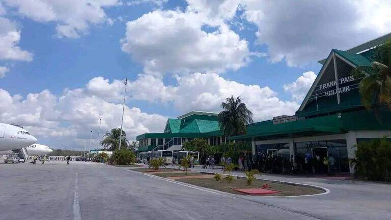 Con sus terminales vacías, Cuba celebra así la llegada de 230 ‘turistas independientes’