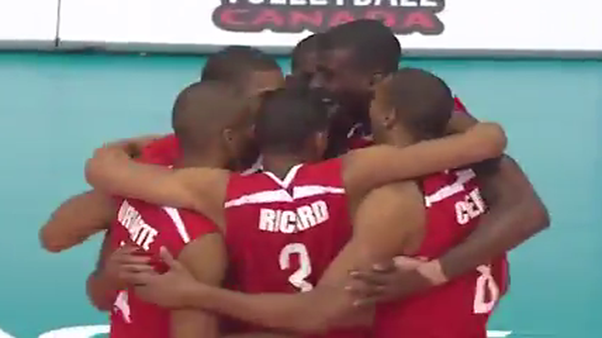 Los jugadores de Cuba celebran un punto contra el equipo de Canadá en el partido efectuado el 17 de mayo del 2015 en la Liga Mundial.