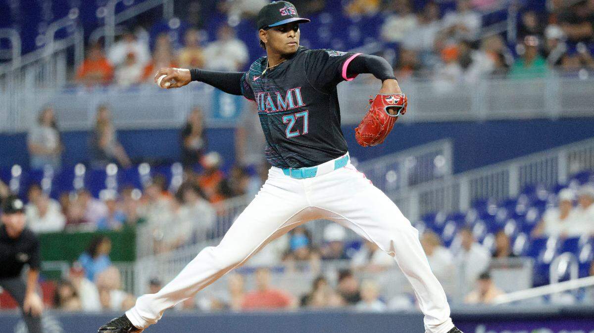 El lanzador abridor de los Miami Marlins, Edward Cabrera (27), lanza contra los San Francisco Giants durante la primera entrada en el LoanDepot Park, el 31 de mayo de 2025; en Miami, Florida.