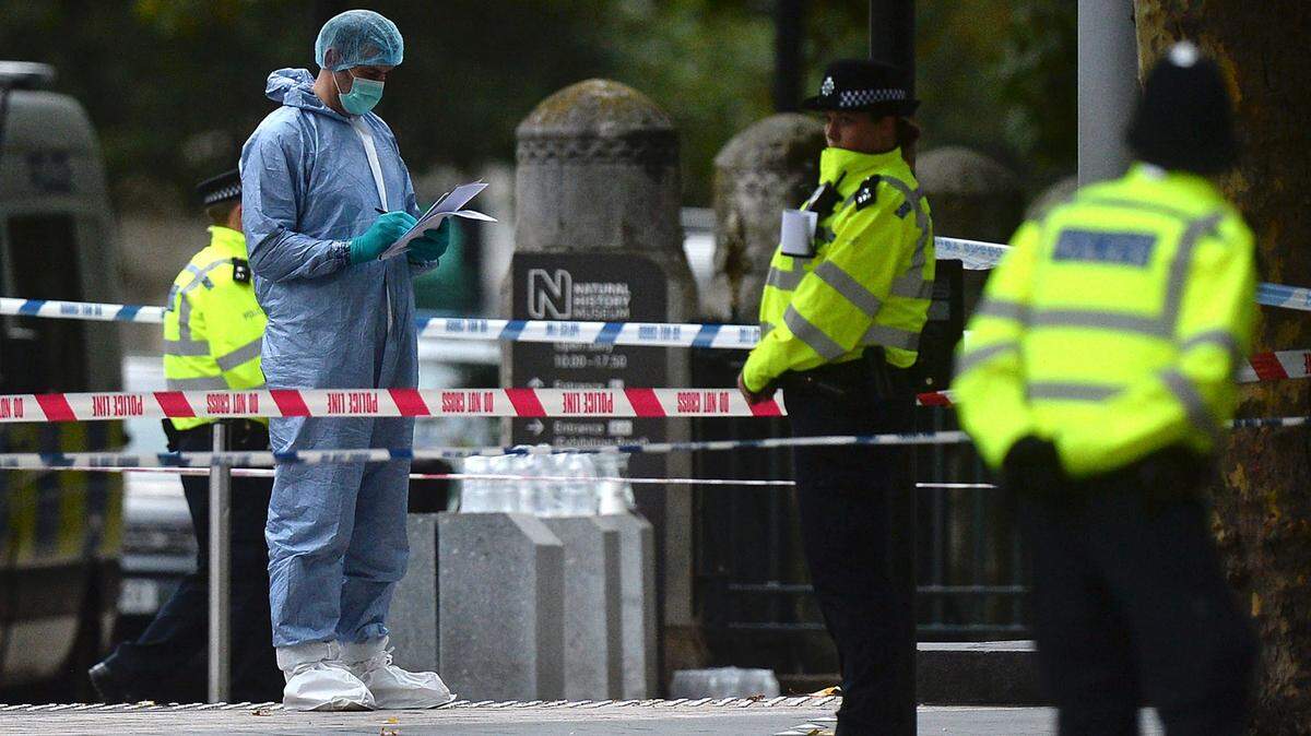 Un policía forense investiga un incidente en donde un hombre atropelló a varias personas el sábado cerca del Museo de Historia Natural de Londres. 