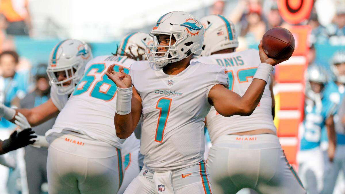El quarterbak de los Dolphins Tua Tagovailoa pasa el ovoide en el primer cuarto del partido ante los Panthers de Carolina, celebrado el 28 de noviembre de 2021 en Miami Gardens, Florida.