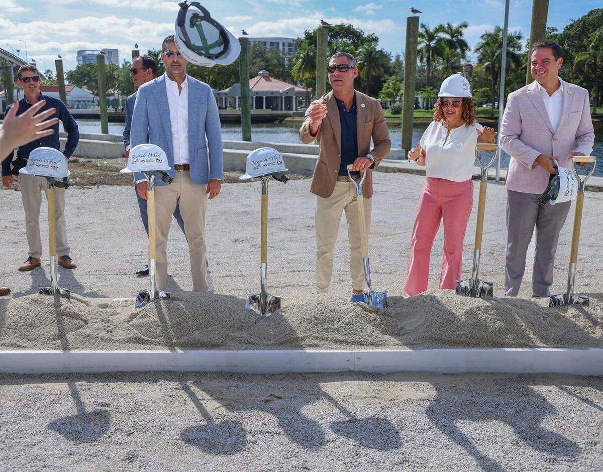 El alcalde Francis Suárez lanza un casco de constructor antes del inicio de obras del desarrollo Riverside Wharf.