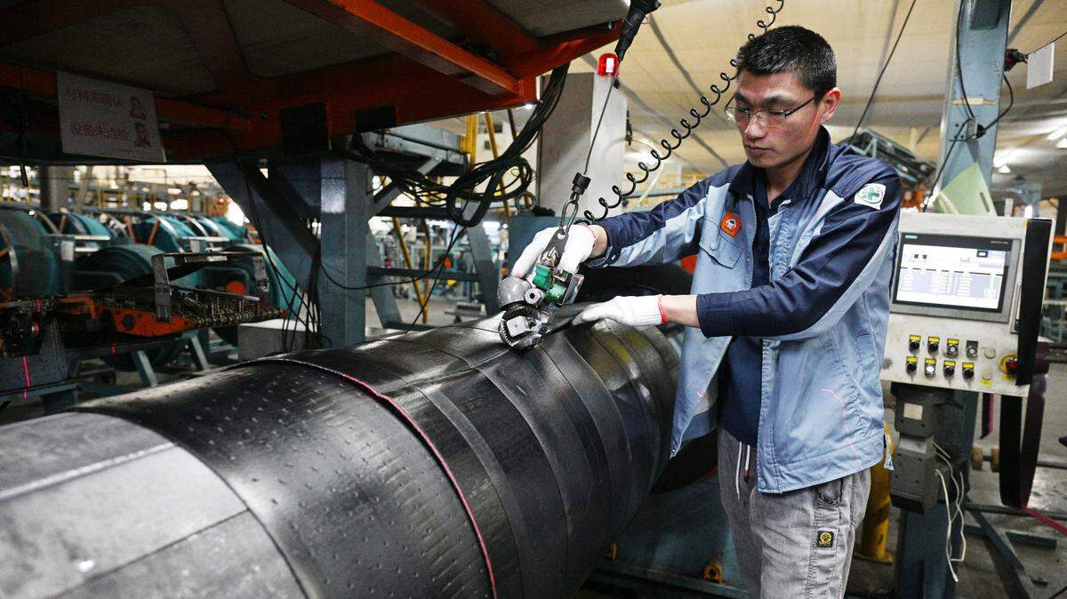 Un empleado trabaja en la producción de llantas en una fábrica en Suqian, China, el sábado 5 de marzo de 2025. China ha anunciado que tiene las herramientas comerciales para contrarrestar los aranceles impuestos por el presidente de EEUU, Donald Trump.