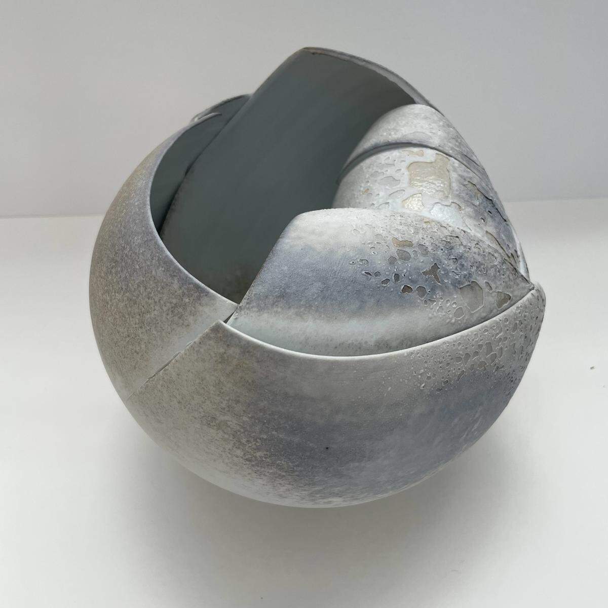 “Moon Shadow” (Sombra de luna), 2025, de Gerbi Tsesarskaia. Esta pieza de porcelana evoca una de las fuerzas de la naturaleza que inspira la obra esta artista.