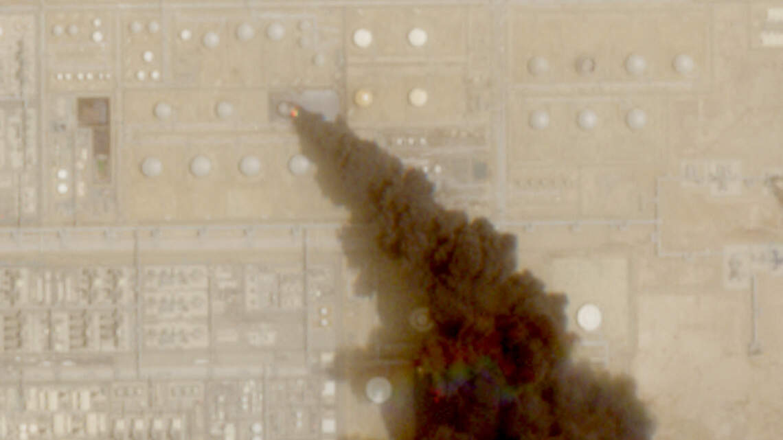 Arabia Saudita intercambia bombardeos con hutíes, mientras se extiende guerra en Oriente Medio