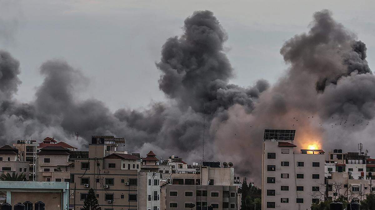 Columnas de humo salen de edificios que fueron bombardeados por las fuerzas de Israel, en Ciudad Gaza, el lunes 9 de octubre de 2023.