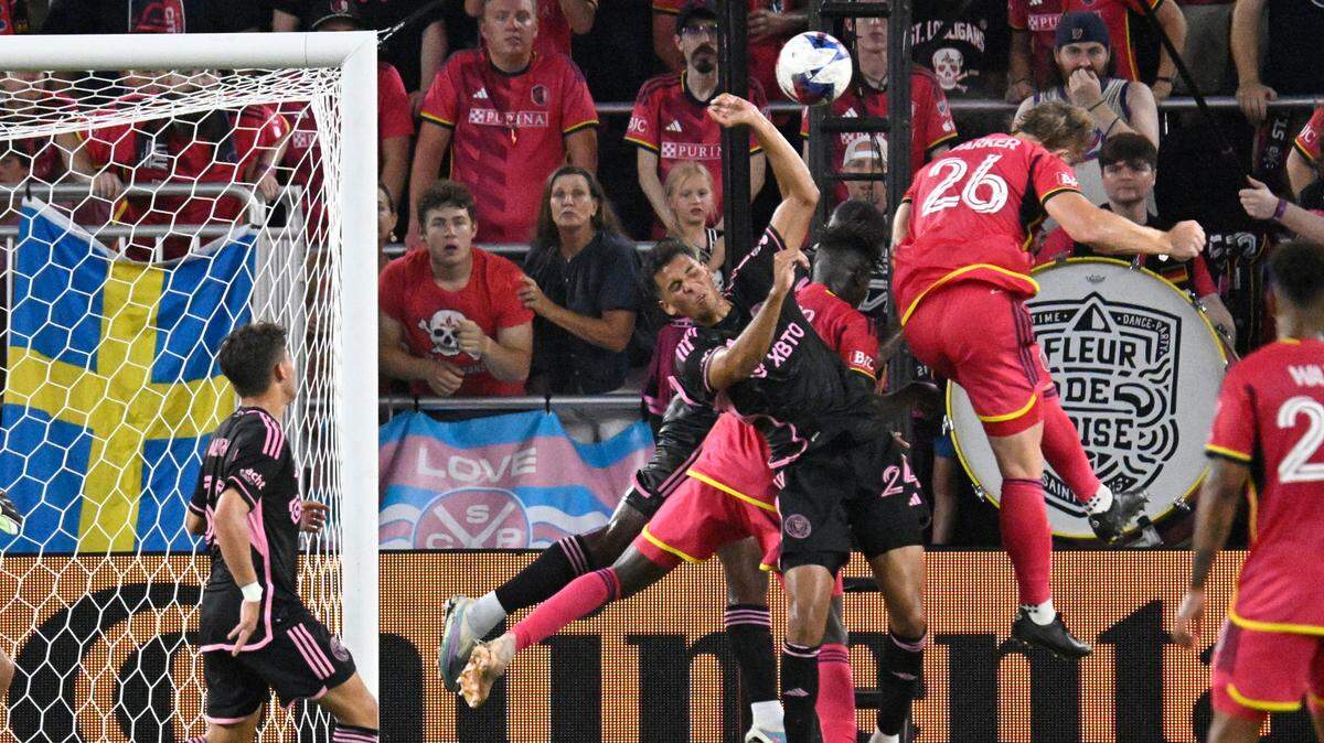 Tim Parker (26), defensor de St. Louis City SC, anota de cabeza el 2-0 ante Ian Fray (24), defensor de Inter Miami CF, el 15 de julio de 2023 en el CITYPARK, de St. Louis, Misuri.