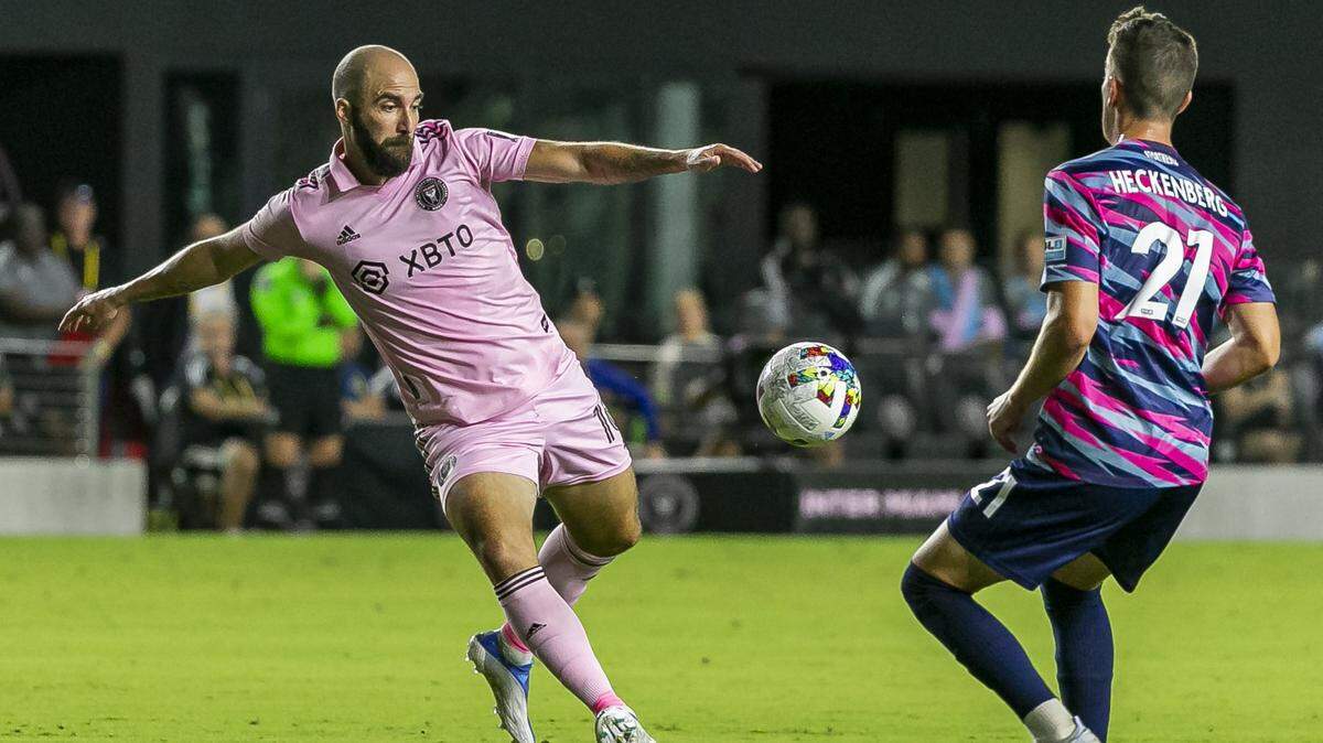 El delantero del Inter Miami Gonzalo Higuaín (izq.) patea la pelota ante la marca de Christopher Heckenberg, del Tormenta FC, en la Copa de Estados Unidos, en el partido celebrado el 10 de mayo de 2022 en en el DRV PNK Stadium en Fort Lauderdale, Florida.