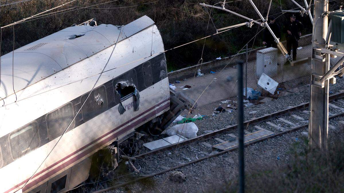 Una imagen tomada el 19 de enero de 2026 muestra uno de los dos trenes que descarrilaron el día anterior en Adamuz, en el sur de España, causando al menos 40 muertos y más de 120 heridos.