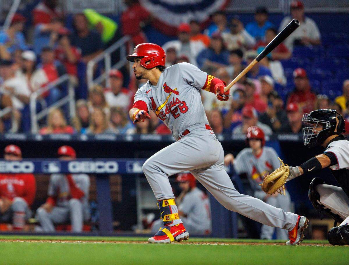 El tercera base de los Cardenales Nolan Arenado batea en el primer inning del partido ante los Marlins, celebrado el 19 de abril de 2022 en Miami.