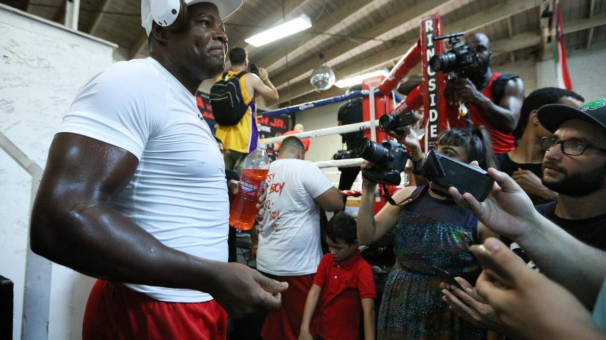 LUIS ORTIZ responde preguntas de la prensa durante un entrenamiento abierto el jueves en Los Angeles.
