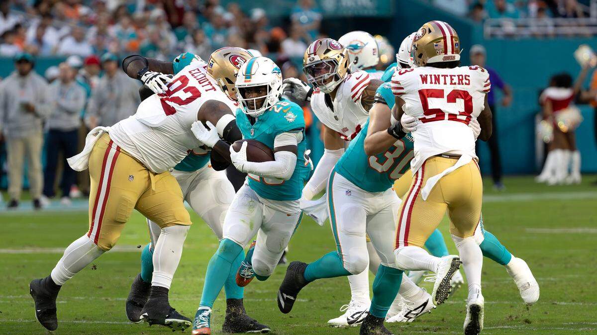El running back de los Dolphins, De’Von Achane (28), corre con el balón en el partido ante los 49ers de San Francisco, celebrado el 22 de diciembre de 2024 en el Hard Rock Stadium en Miami Gardens, Florida.