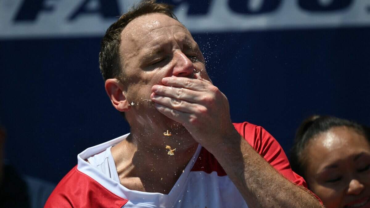 Joey Chestnut compite por el título masculino en el concurso de comer hot dogs del 4 de julio de Nathan’s Famous 2025 en Coney Island, en el distrito de Brooklyn de Nueva York, el 4 de julio de 2025.