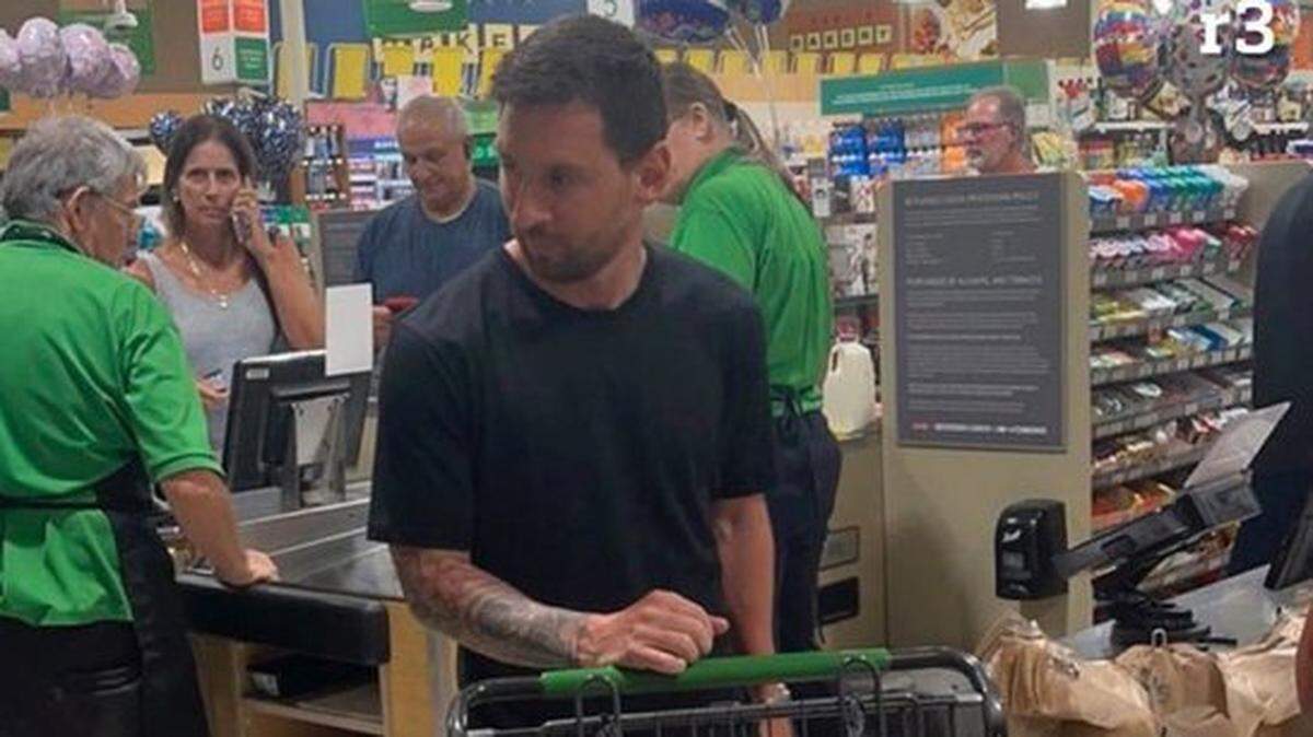 Lionel Messi es captado por un ciudadano tras terminar de hacer la compra en Publix