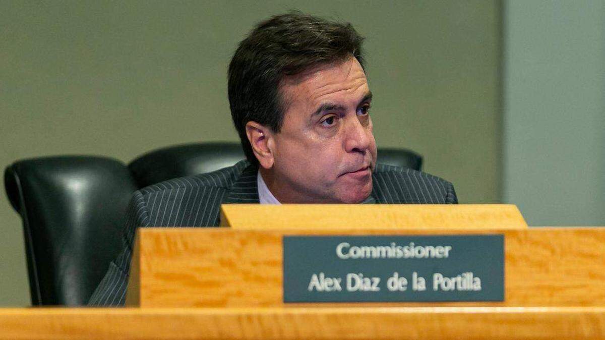 El entonces comisionado Alex Díaz de la Portilla aparece en la foto en una reunión en el Ayuntamiento de Miami el viernes 17 de enero de 2020.