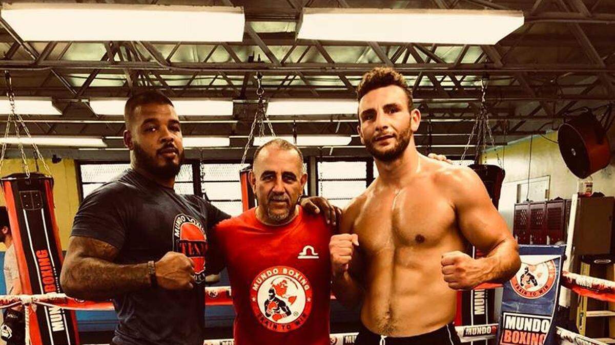 Pedro Díaz con sus pupilos Tyron Spong (izq.) y Noel Mikaelian.
