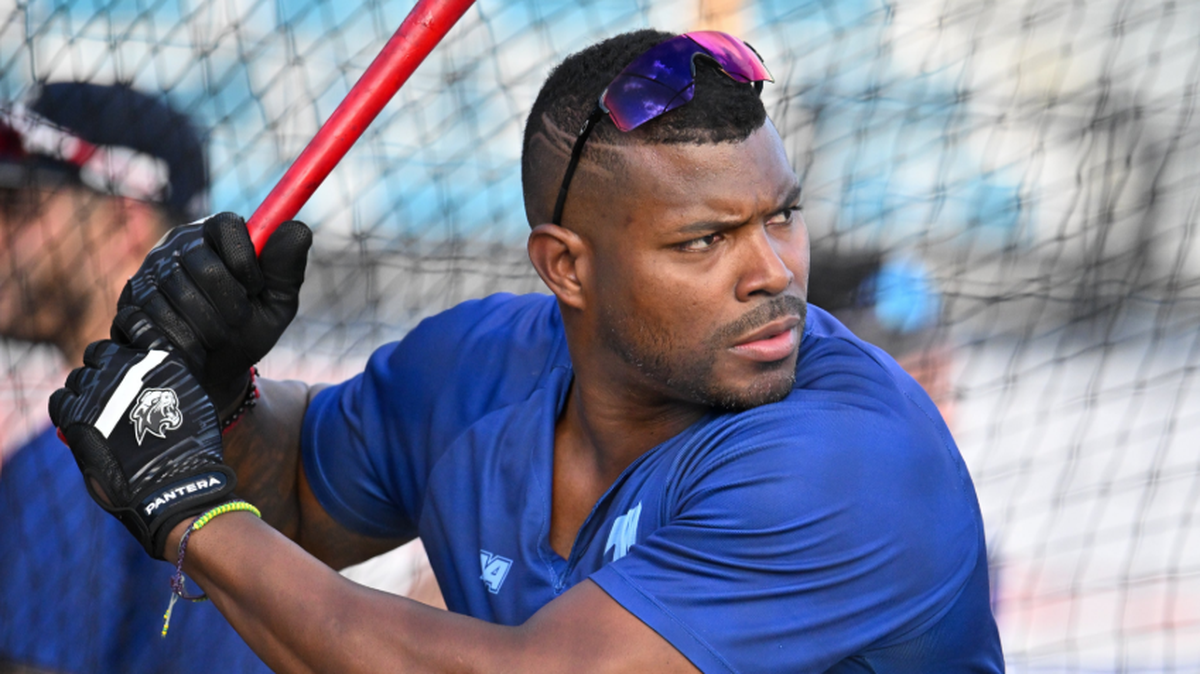 Yasiel Puig durante una práctica de bateo con los Navegantes del Magallanes, el 11 de noviembre de 2025.
