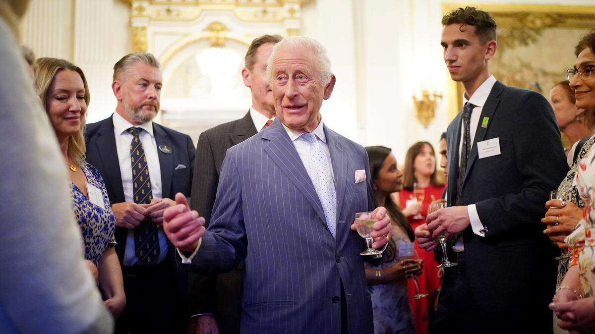  El rey Carlos III conversa con los invitados durante una recepción en el Palacio de Buckingham, en Londres, en celebración de iniciativas comunitarias que promueven la concienciación sobre el cáncer y apoyan a quienes viven con esta enfermedad. Fecha de la imagen: miércoles 30 de abril de 2025.