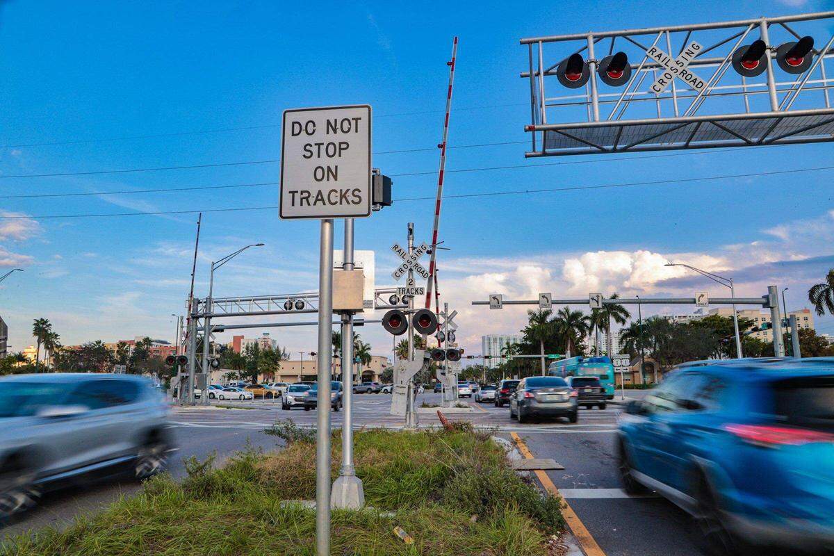Las señales le advierten a los conductores que no se detengan sobre las vías en las intersecciones del corredor del tren Brightline en Miami.