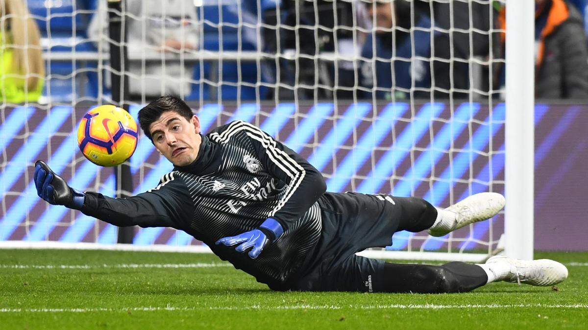 Thibaut Courtois calienta antes del partido entre el Real Madrid y la Real Sociedad, el 6 de enero de 2019.