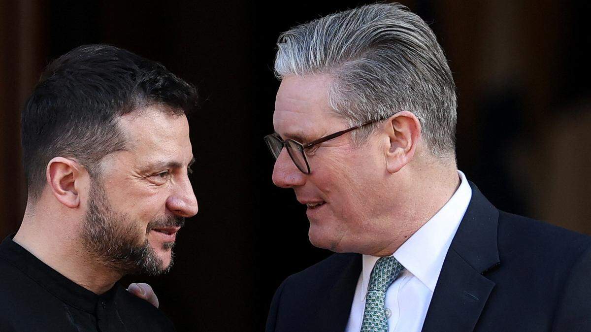 El presidente de Ucrania, Volodimir Zelenski (izq.) es bienvenido por el primer ministro del Reino Unido, Keir Starmer, para una cumbre con países europeos en Londres, el domingo 2 de marzo de 2025.