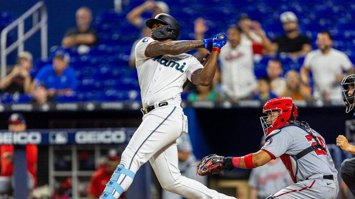 El bateador designado de los Marlins Jorge Soler pega un jonrón en el noveno inning del partido ante los Nacionales de Washington, celebrado el 16 de mayo de 2023 en Miami.