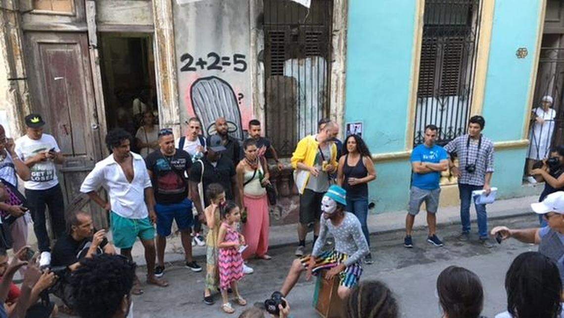 La #00Bienal, un evento alternativo a la bienal oficial pospuesta por las autoridades culturales, se celebra desde el 5 de mayo en varios puntos de La Habana, y se extiende hasta el 15. Varios artistas abrieron sus talleres y se sumaron galerías independientes.