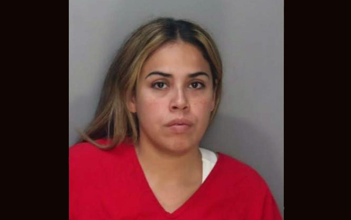 Arrestan a la agente de la policía Anna Elicia Pérez, de 34 años, después que ella y una mujer embarazada, agreden a un hombre.