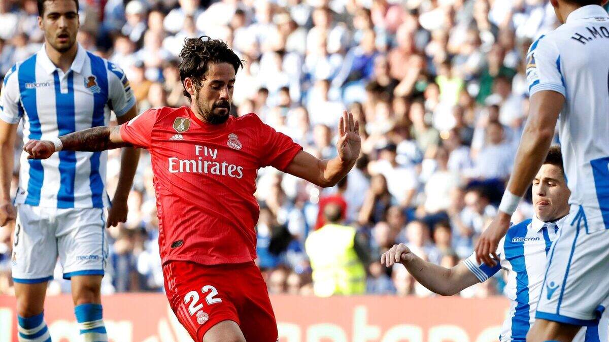 El jugador del Real Madrid Francisco Alarcón (centro) disputa un balón con el jugador de la Real Sociedad Joseba Zubeldía, durante el partido de LaLiga Santander, disputado en el Estadio Municipal de Anoeta, en San Sebastián, el 12 de mayo de 2019.