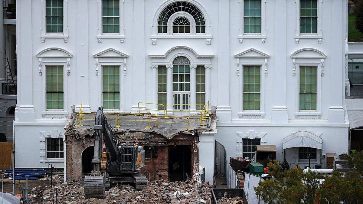 WASHINGTON, DC - OCTOBER 28: An excavator sits on the rubble after the East Wing of the White House was demolished on October 28, 2025 in Washington, DC. The demolition is part of U.S. President Donald Trump's plan to build a ballroom on the eastern side of the White House. (Photo by Alex Wong/Getty Images)