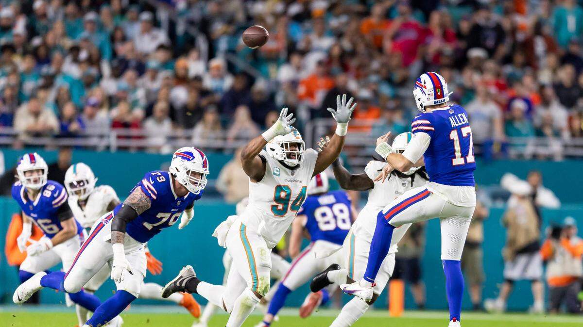 El quarterback de Buffalo Bills Josh Allen (17) pase el ovoide ante la marca del defensive tackle de los Dolphins, Christian Wilkins,  en el partido celebrado el 7 de enero de 2024 en el Hard Rock Stadium en Miami Gardens, Florida.