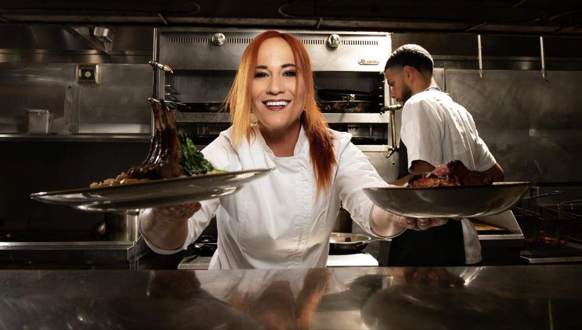 “Me gusta tanto como a mis invitados”, dice la chef Adrianne Calvo sobre los eventos Dark Dining en el Chef Adrianne’s Vineyard Restaurant & Bar en Kendall.