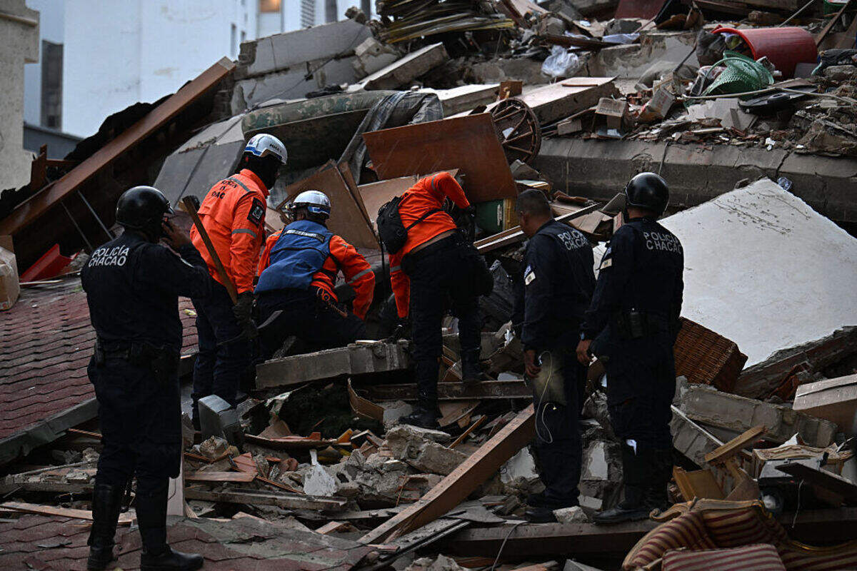 Equipos de rescate buscan entre los escombros de una estructura colapsada mientras agentes de la policía municipal permanecen cerca, tras un terremoto ocurrido en Caracas, Venezuela, el miércoles 24 de junio de 2026.