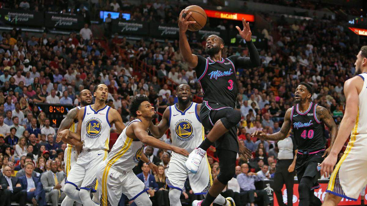 El escolta del Heat Dwyane Wade (3) entra al aro ante la defensa de los Warriors, en el partido celebrado el 27 de febrero de 2019 en Miami.