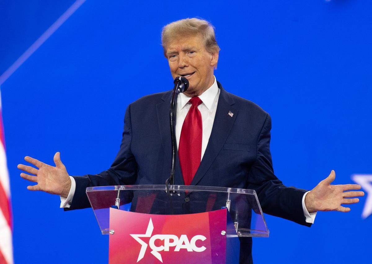 El expresidente Donald Trump da un discurso durante la conferencia conservadora CPAC, el sábado 24 de febrero de 2024, en National Harbor, Maryland.