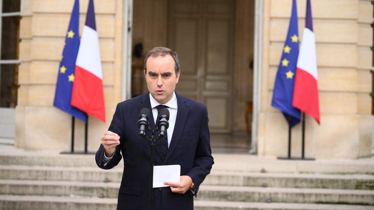 El primer ministro saliente francés, Sébastien Lecornu, hace una declaración después de presentar la renuncia de su gobierno al presidente francés, en el patio del Hotel Matignon en París, el lunes 6 de octubre de 2025.